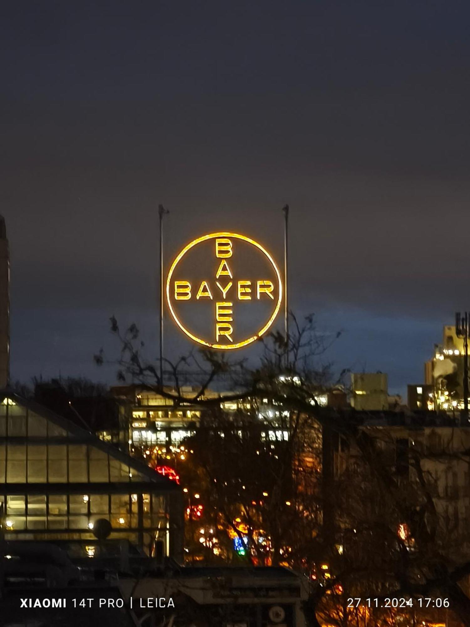 Im Herzen Von Wiesdorf- Blick Auf Das Bayer-Kreuz -Appartement Mit 2 Schlafzimmern-Fuer 3 Personen -Zentral Gelegen - Friedrich Ebert Platz 5A , 4Te Etage - Dachterrasse Und Sauna - Kaution Pflicht - Леверкузен Екстериор снимка