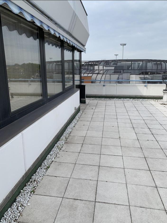 Im Herzen Von Wiesdorf- Blick Auf Das Bayer-Kreuz -Appartement Mit 2 Schlafzimmern-Fuer 3 Personen -Zentral Gelegen - Friedrich Ebert Platz 5A , 4Te Etage - Dachterrasse Und Sauna - Kaution Pflicht - Леверкузен Екстериор снимка