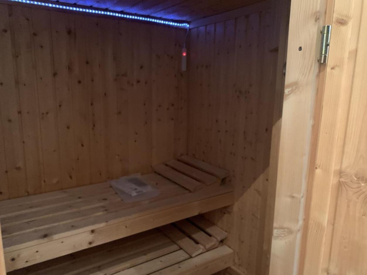 Im Herzen Von Wiesdorf- Blick Auf Das Bayer-Kreuz -Appartement Mit 2 Schlafzimmern-Fuer 3 Personen -Zentral Gelegen - Friedrich Ebert Platz 5A , 4Te Etage - Dachterrasse Und Sauna - Kaution Pflicht - Леверкузен Екстериор снимка