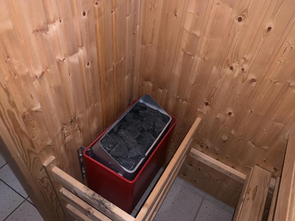 Im Herzen Von Wiesdorf- Blick Auf Das Bayer-Kreuz -Appartement Mit 2 Schlafzimmern-Fuer 3 Personen -Zentral Gelegen - Friedrich Ebert Platz 5A , 4Te Etage - Dachterrasse Und Sauna - Kaution Pflicht - Леверкузен Екстериор снимка