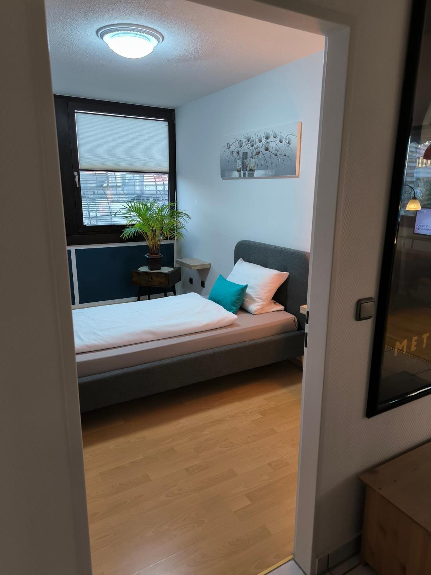 Im Herzen Von Wiesdorf- Blick Auf Das Bayer-Kreuz -Appartement Mit 2 Schlafzimmern-Fuer 3 Personen -Zentral Gelegen - Friedrich Ebert Platz 5A , 4Te Etage - Dachterrasse Und Sauna - Kaution Pflicht - Леверкузен Екстериор снимка