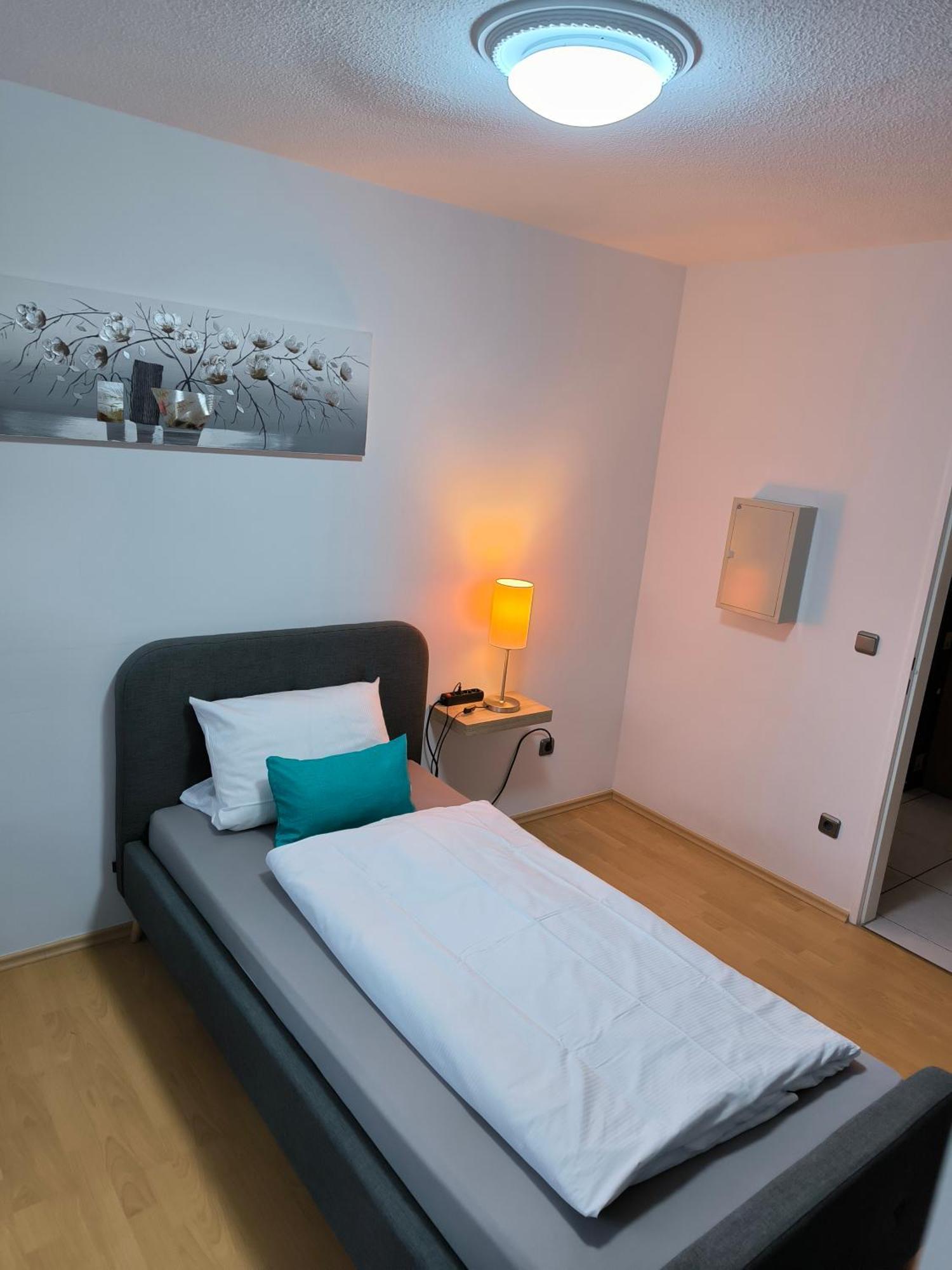 Im Herzen Von Wiesdorf- Blick Auf Das Bayer-Kreuz -Appartement Mit 2 Schlafzimmern-Fuer 3 Personen -Zentral Gelegen - Friedrich Ebert Platz 5A , 4Te Etage - Dachterrasse Und Sauna - Kaution Pflicht - Леверкузен Екстериор снимка