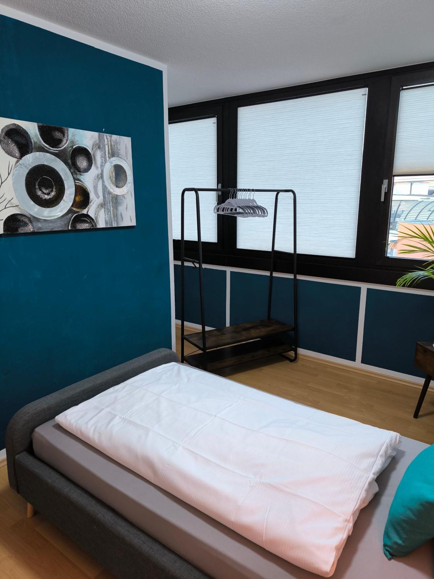 Im Herzen Von Wiesdorf- Blick Auf Das Bayer-Kreuz -Appartement Mit 2 Schlafzimmern-Fuer 3 Personen -Zentral Gelegen - Friedrich Ebert Platz 5A , 4Te Etage - Dachterrasse Und Sauna - Kaution Pflicht - Леверкузен Екстериор снимка