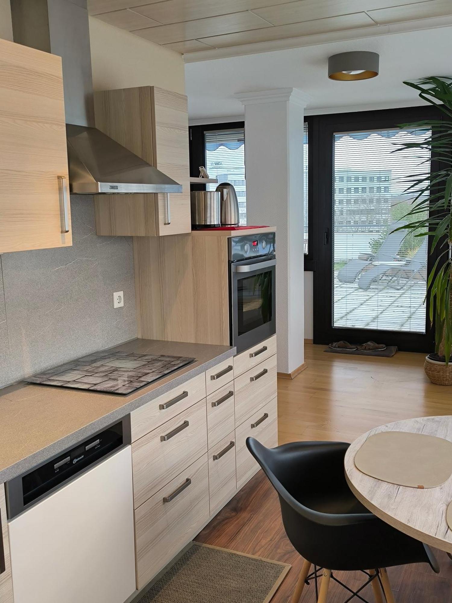 Im Herzen Von Wiesdorf- Blick Auf Das Bayer-Kreuz -Appartement Mit 2 Schlafzimmern-Fuer 3 Personen -Zentral Gelegen - Friedrich Ebert Platz 5A , 4Te Etage - Dachterrasse Und Sauna - Kaution Pflicht - Леверкузен Екстериор снимка